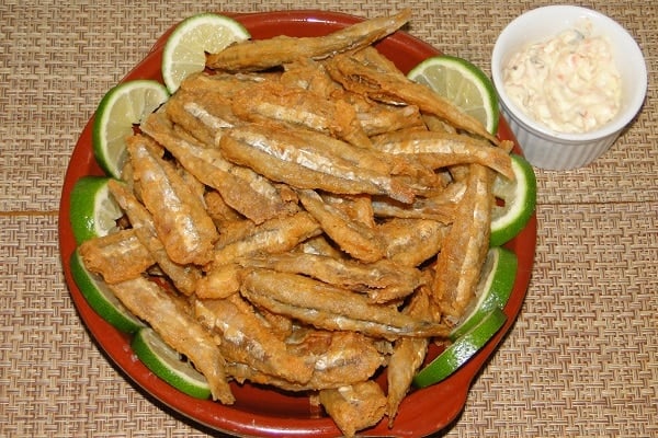 Manjubinha Frita com Molho Especial