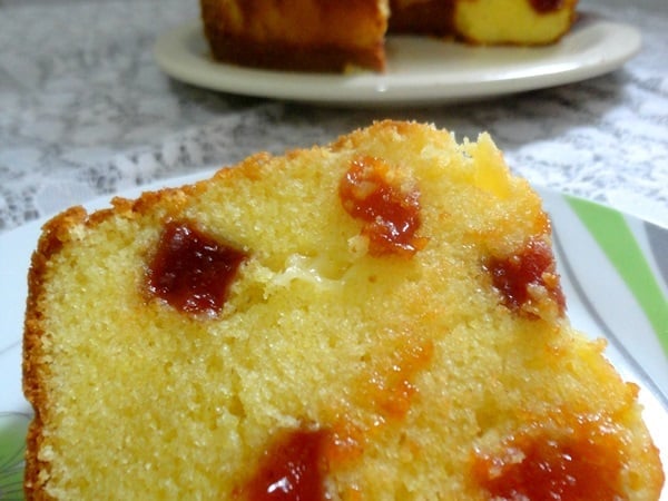 Bolo de Fubá com Queijo e Goiabada