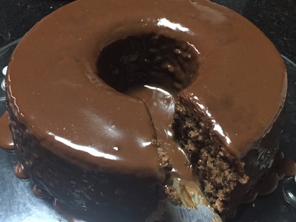 Bolo de Chocolate com Cobertura Cremosa