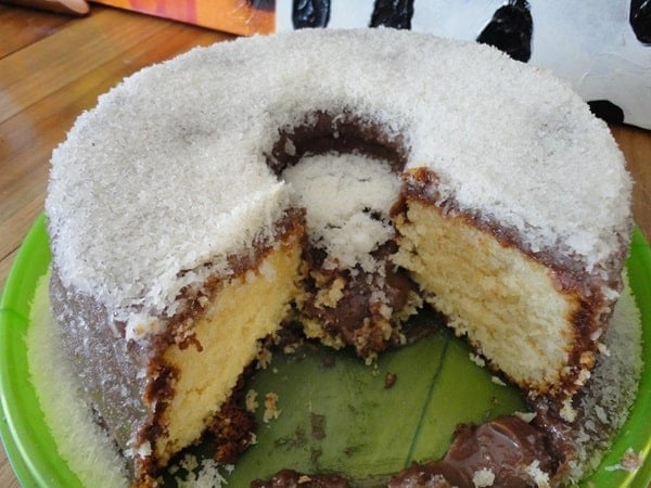 Bolo com Cobertura de Coco e Chocolate