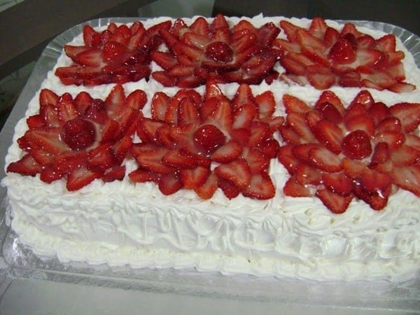 Bolo de Morango com Chantilly