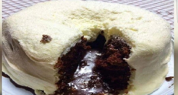 Bolo Vulcão de Oreo com Cobertura de Leite Ninho