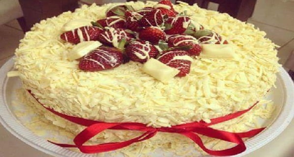Bolo de Chocolate Branco com Morangos