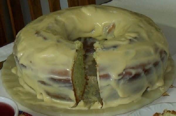 Bolo de Limão com Cobertura de Leite Condensado