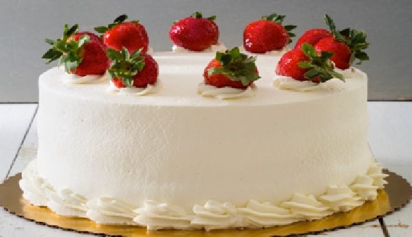 Bolo de Morango Fácil e Barato