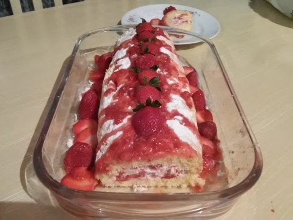 Rocambole de Morango com Chantilly