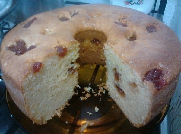Bolo de Fubá com Goiabada Fácil