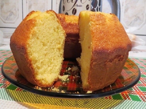 Bolo de Laranja Fofinho com Calda Simples