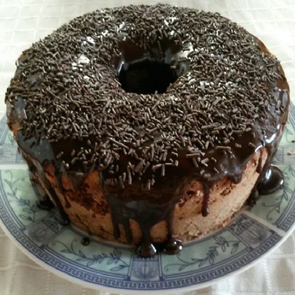 Bolo Formigueiro com Calda de Chocolate