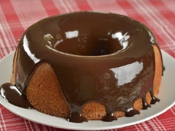Bolo de Laranja com Calda de Chocolate