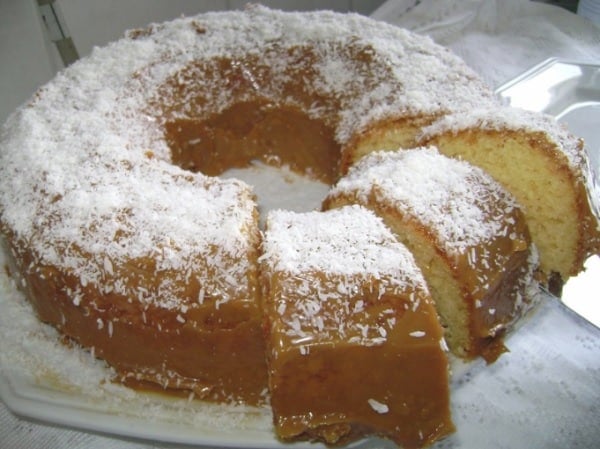 Bolo de Coco com Doce de Leite