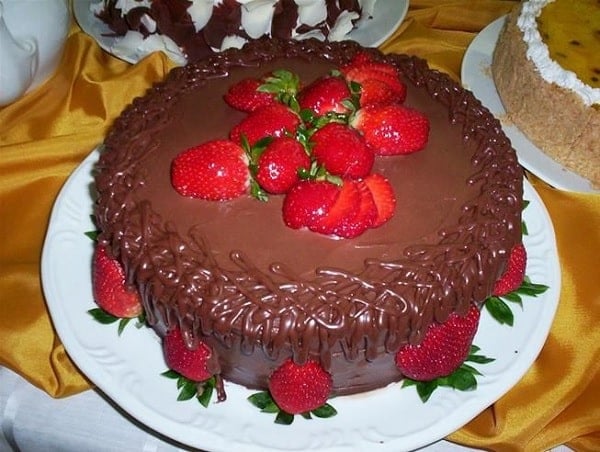 Bolo de Morango Trufado