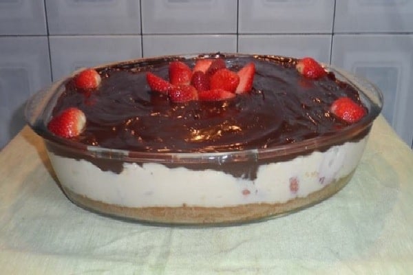 Torta de Morango com Chocolate na Travessa