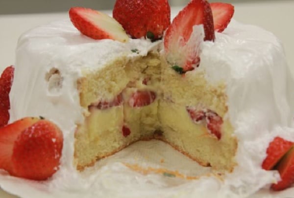 Bolo de Morango com Chocolate Branco