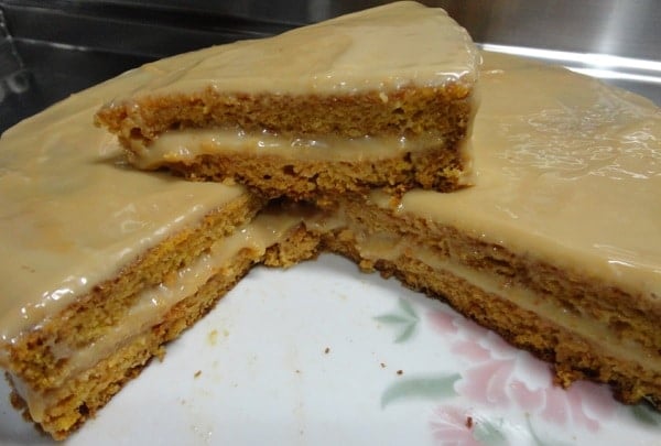 Bolo de Cenoura com Cobertura de Leite Condensado Cozido