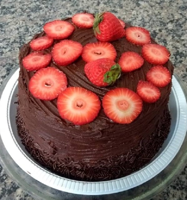 Bolo de Morango com Leite Condensado
