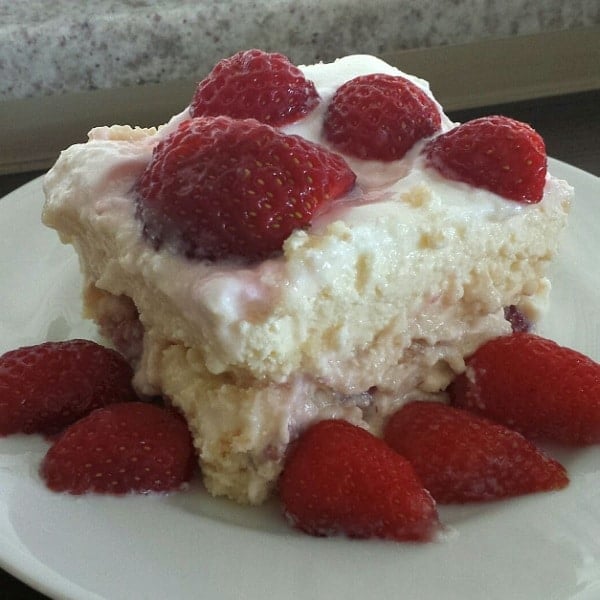Bolo Gelado de Leite Ninho com Morango