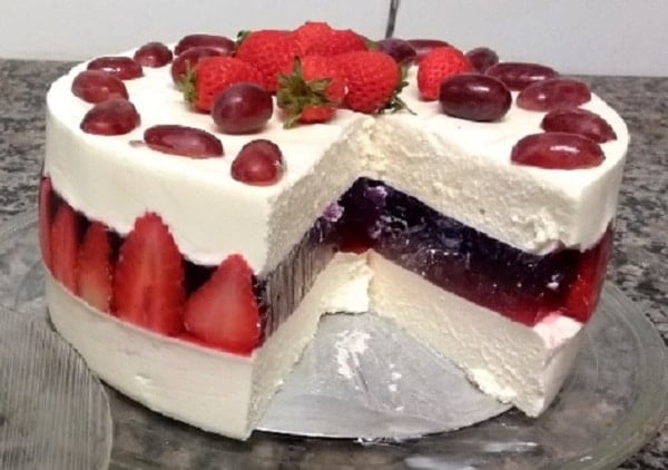 Torta Mousse de Leite Ninho com Gelatina de Morango