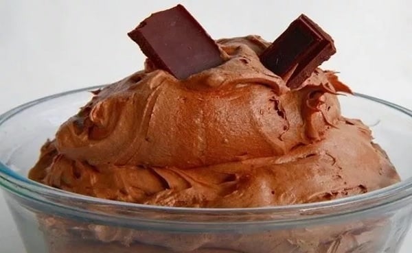 Recheio trufado de chocolate que faz o maior sucesso nos bolos das confeitarias