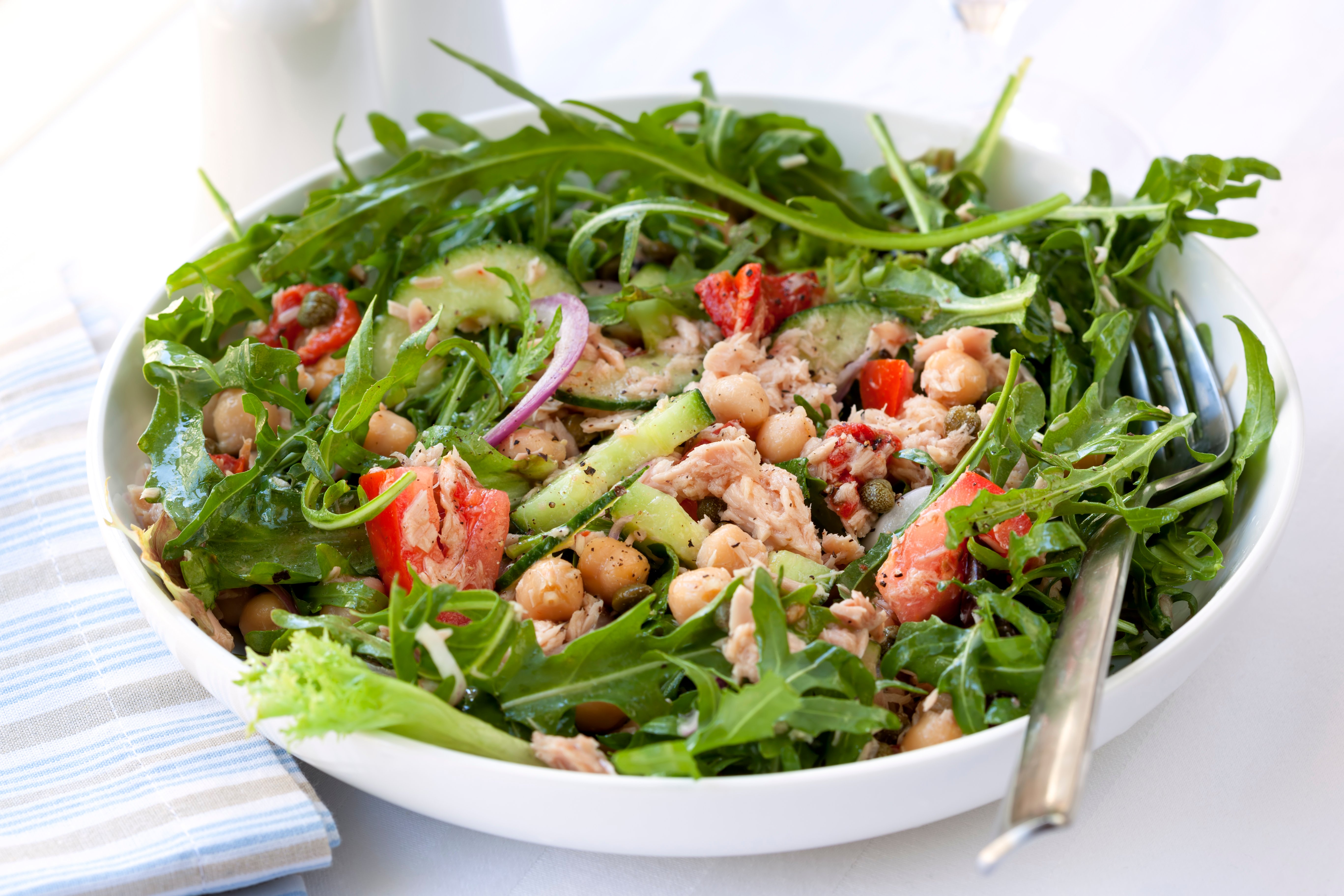 Salada de grão de bico com atum