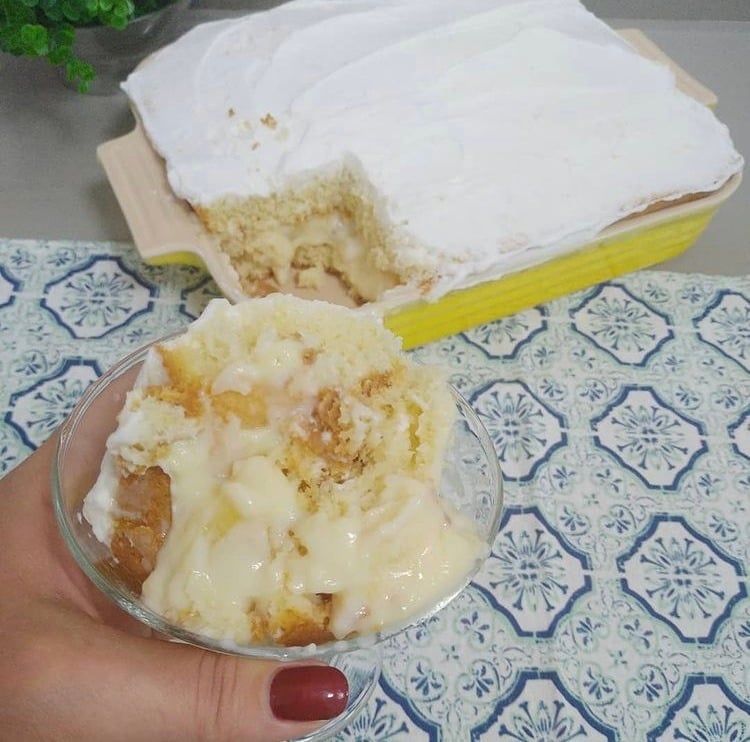 O Bolo Gelado de Abacaxi é cremoso, delicioso e refrescante. Confira a receita!