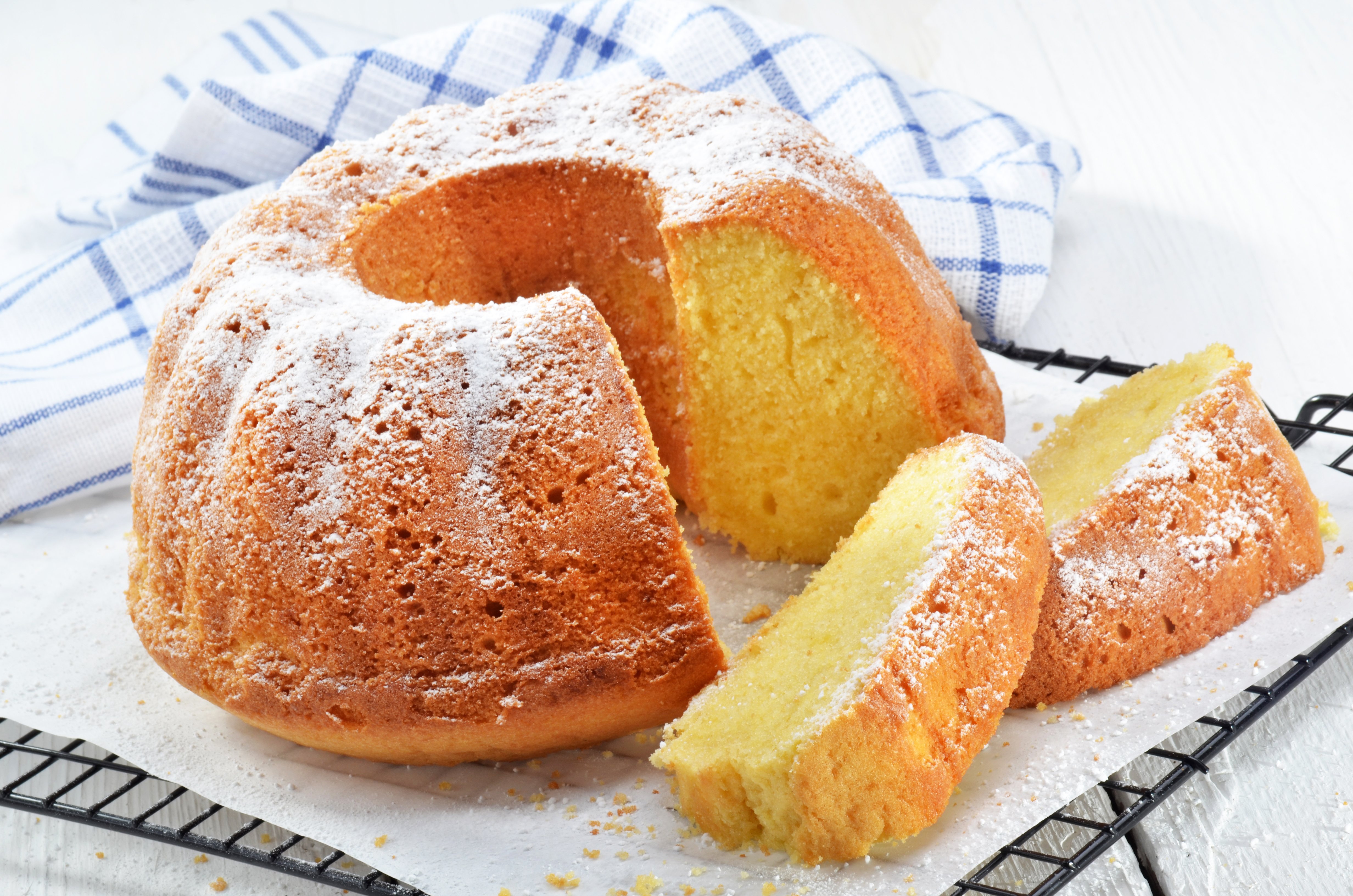 A Receita de Bolo Simples de Liquidificador com Óleo é econômica, fácil e deliciosa. Não perca!