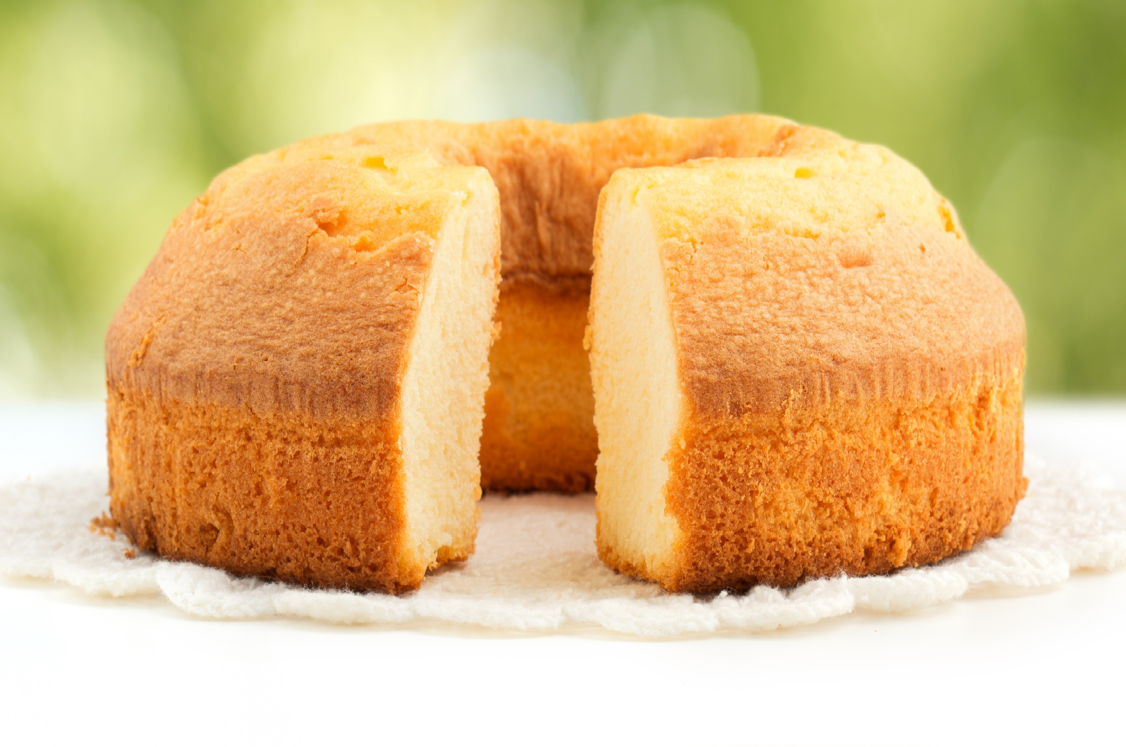 O Bolo de Massa Pronta é fofinho, delicioso e fica pronto rapidinho. Não perca!