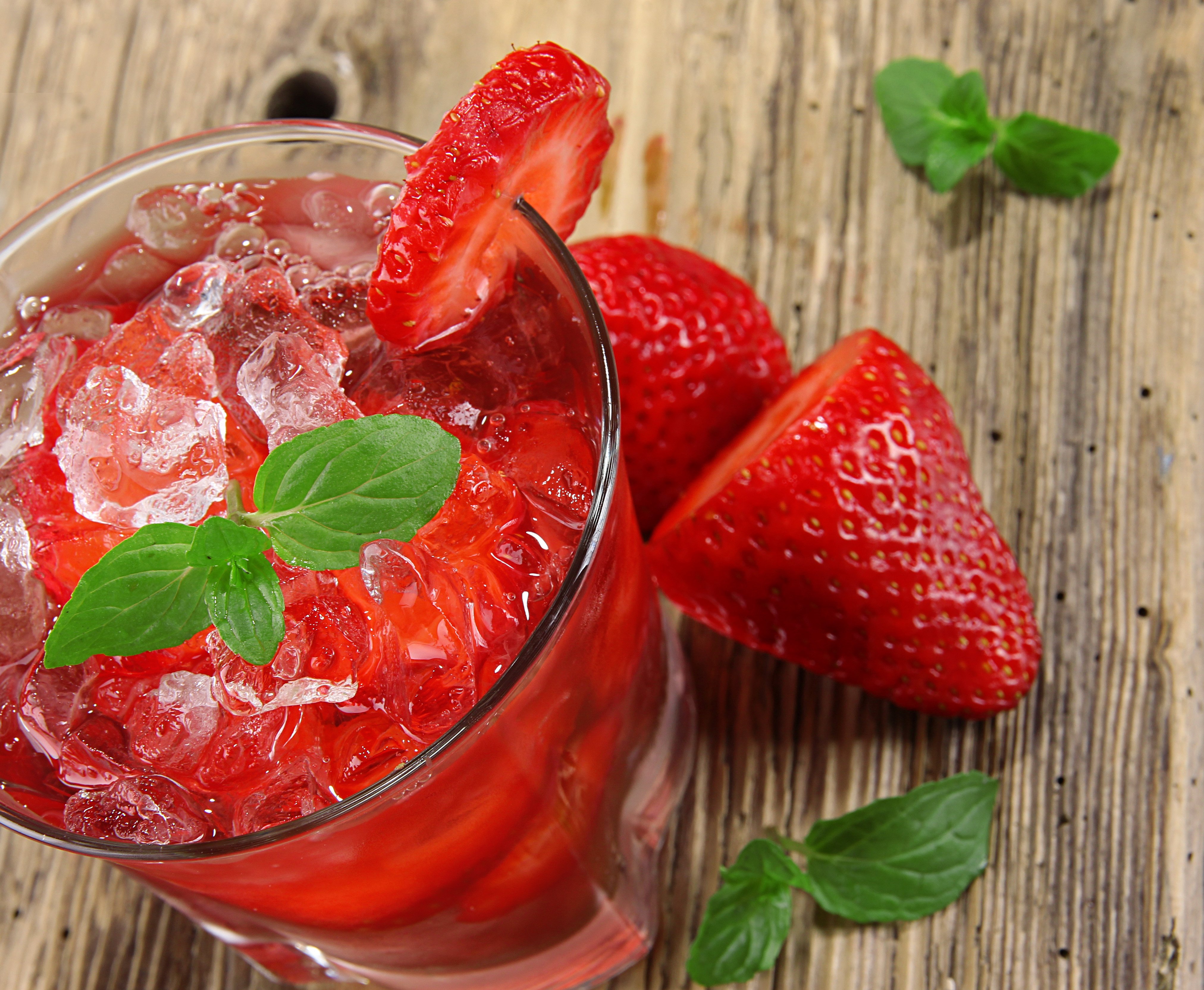 Caipirinha de morango, um drink diferente e extremamente refrescante. Faça e arrase com a família e amigos.