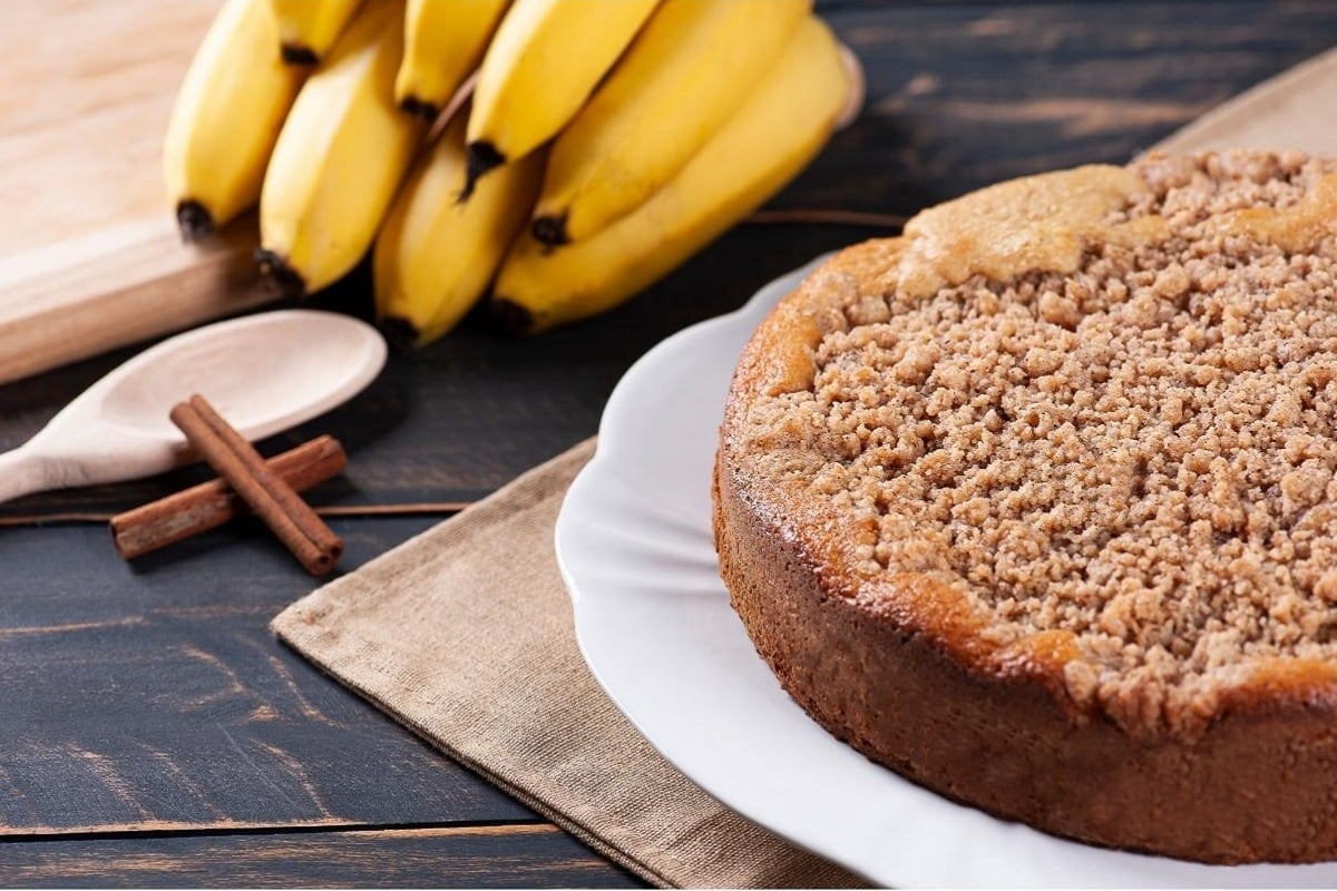 Cuca de Banana com Farofa: crocante, deliciosa e fácil de fazer
