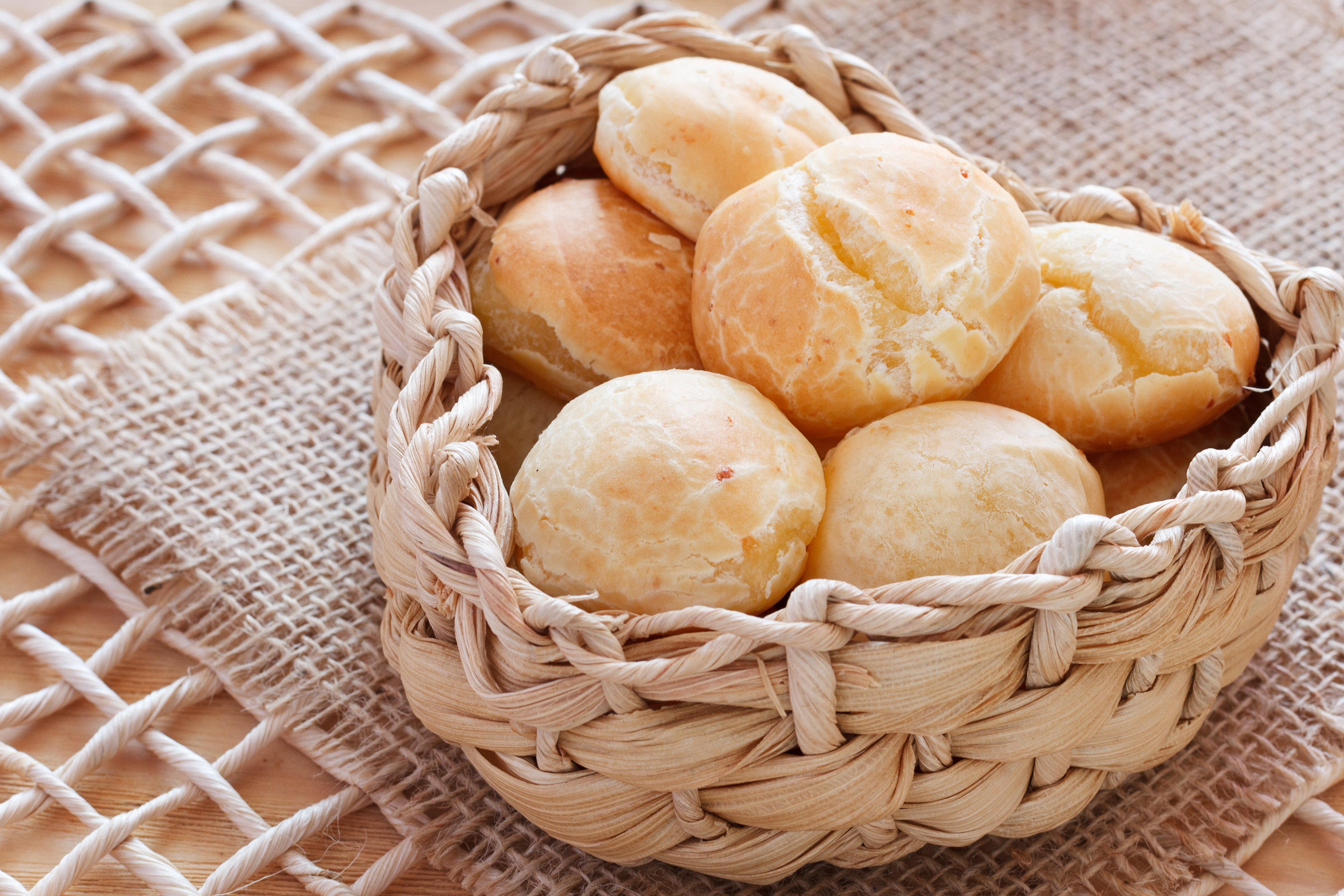 O Pão de Queijo sem Queijo é perfeito para os intolerantes à lactose. Confira a receita!