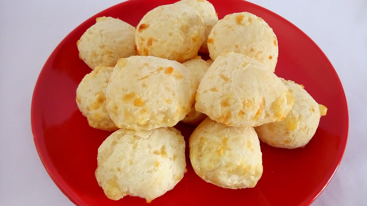 Pão de queijo tradicional feito de um jeito muito fácil