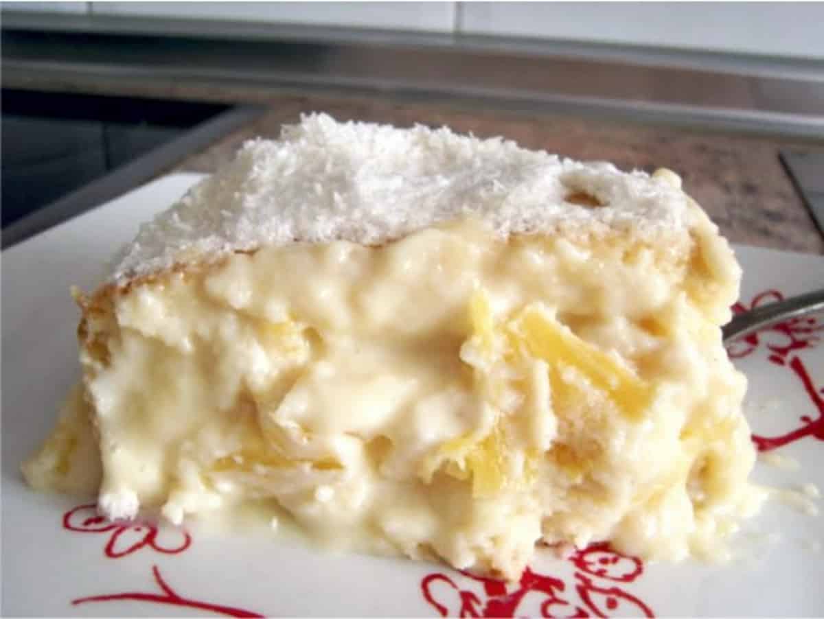 Bolo de abacaxi com coco cremoso perfeito para sua festinha aprenda hoje mesmo