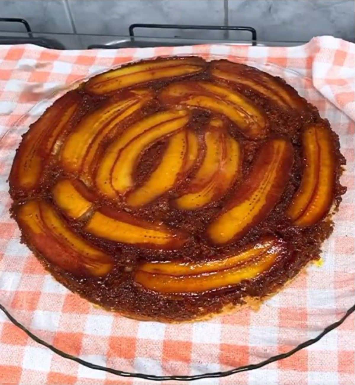 Receita de bolo de banana caramelizada fácil para o lanche que aprendi com vovó