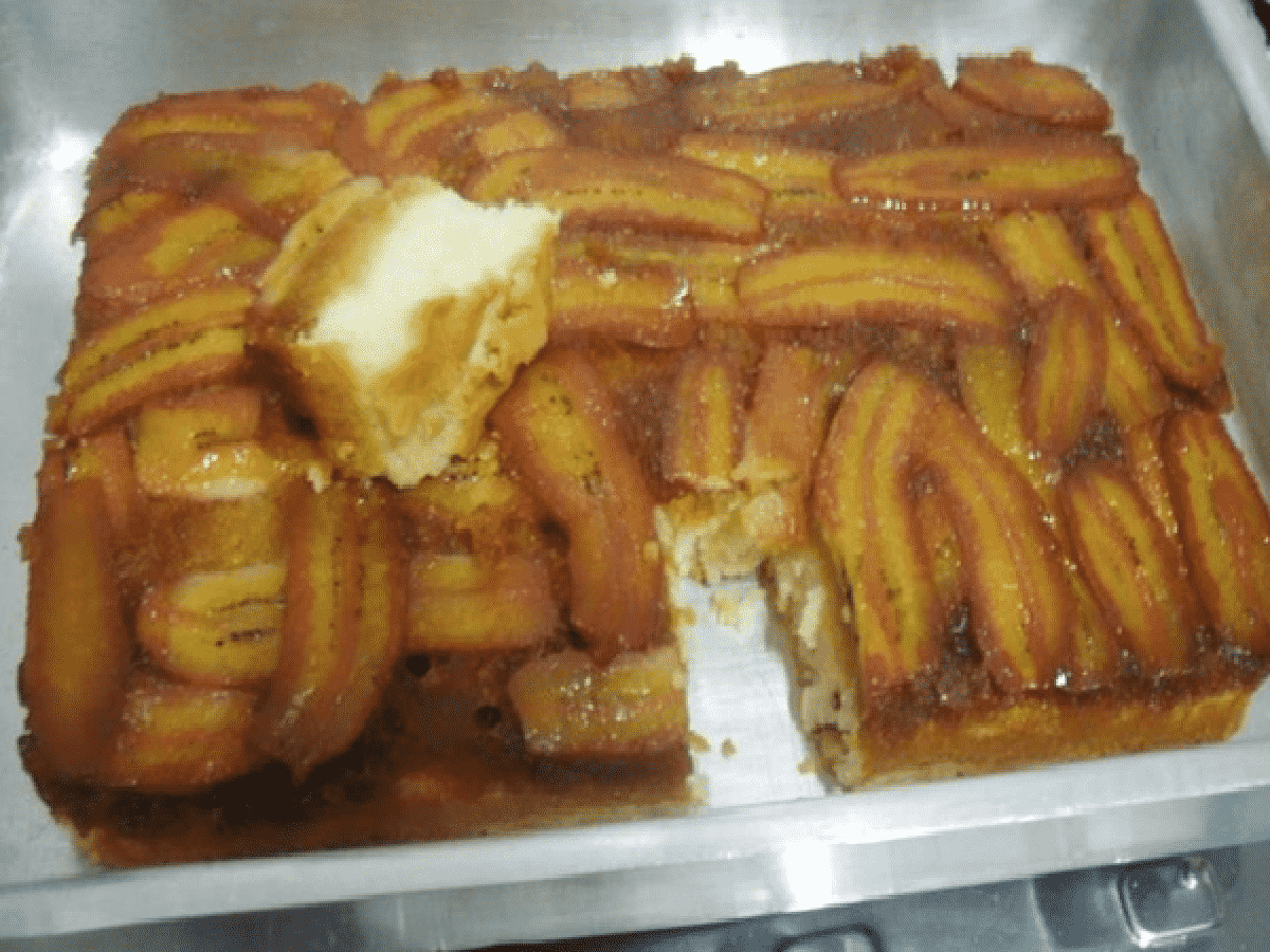 Bolo de banana com canela fofinho que tem gostinho de outono usando ingredientes simples