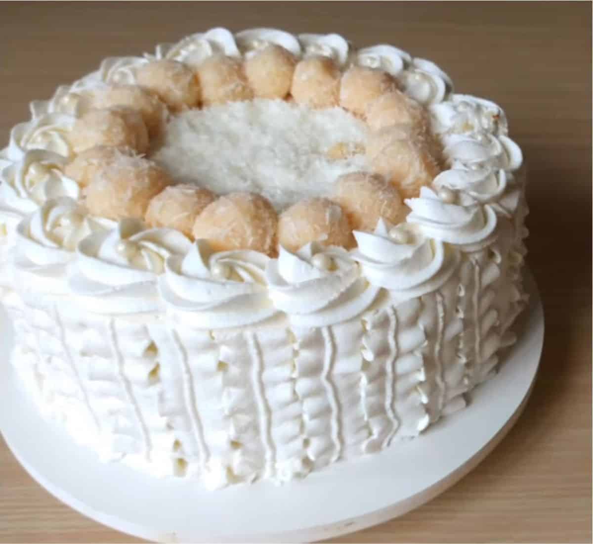 Bolo de beijinho de coco decorado fácil e perfeito para a sua comemoração