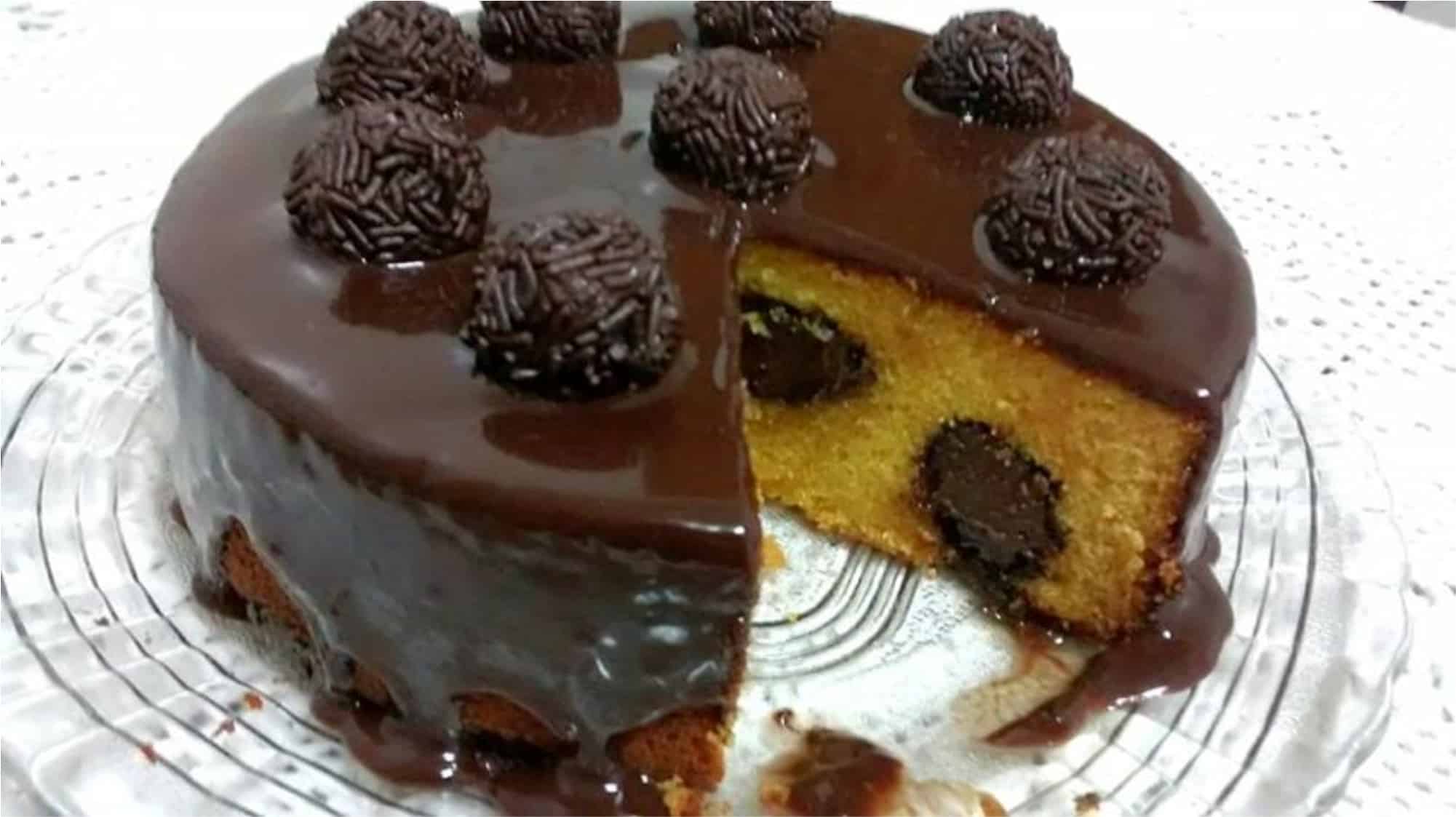 Bolo de cenoura que já sai do forno recheado com brigadeiro veja agora