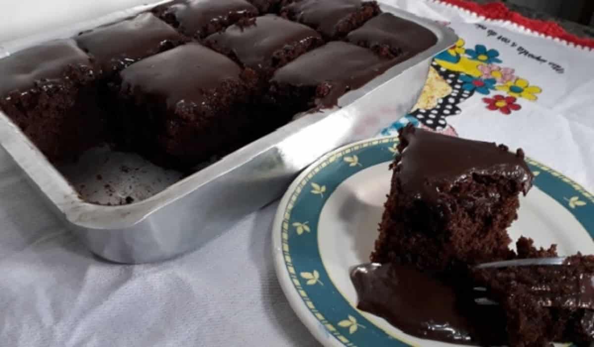 Bolo de chocolate fofinho com cobertura de chocolate cremosa