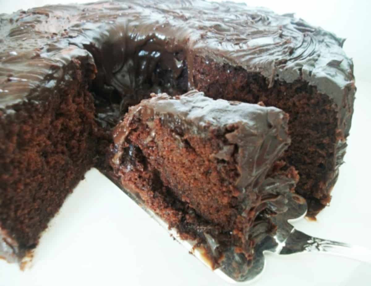Aprenda a fazer um bolo de chocolate com cobertura de dar água na boca