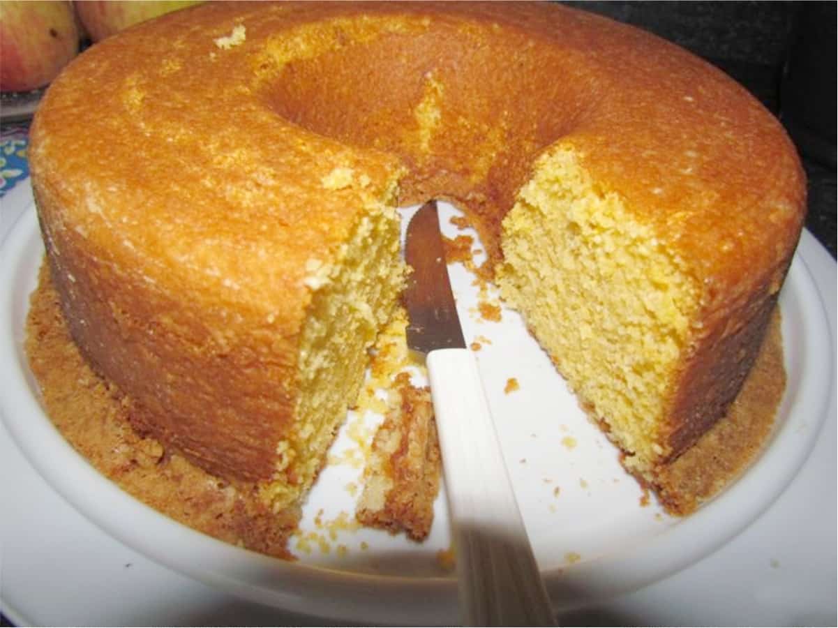Receita de bolo de fubá macio, molhadinho e saboroso, do jeito que a vovó fazia