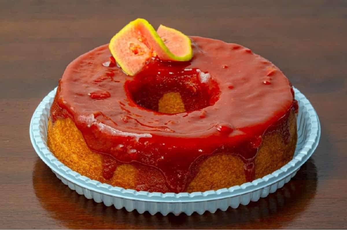 Bolo de fubá com goiabada feito no liquidificador