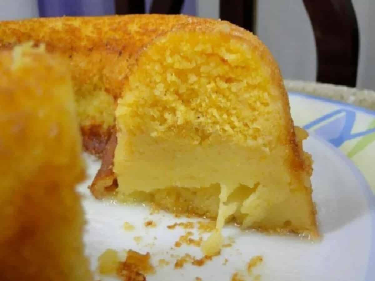 Bolo de fubá cremoso todo feito no liquidificador igual vovó ensinou para o café