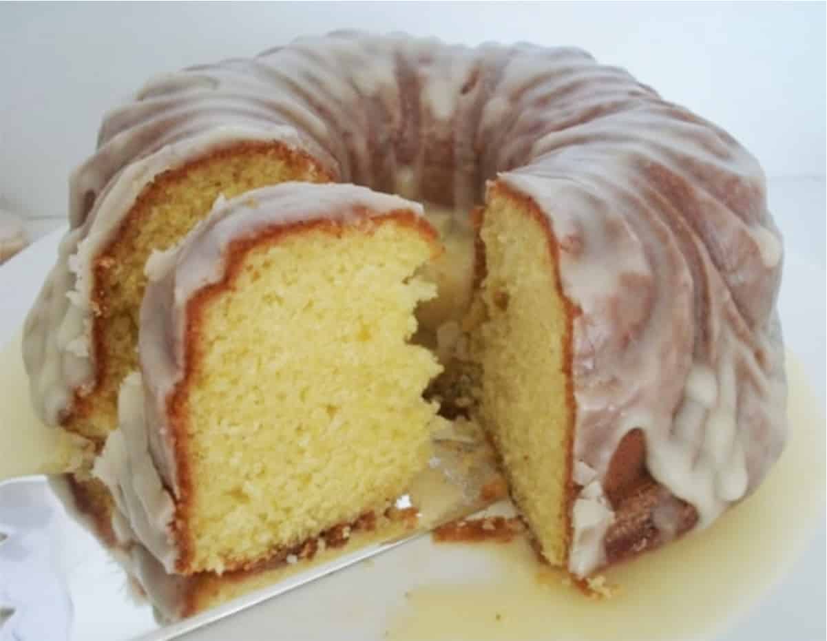 Bolo de laranja com calda que é delicioso e muito fácil de fazer
