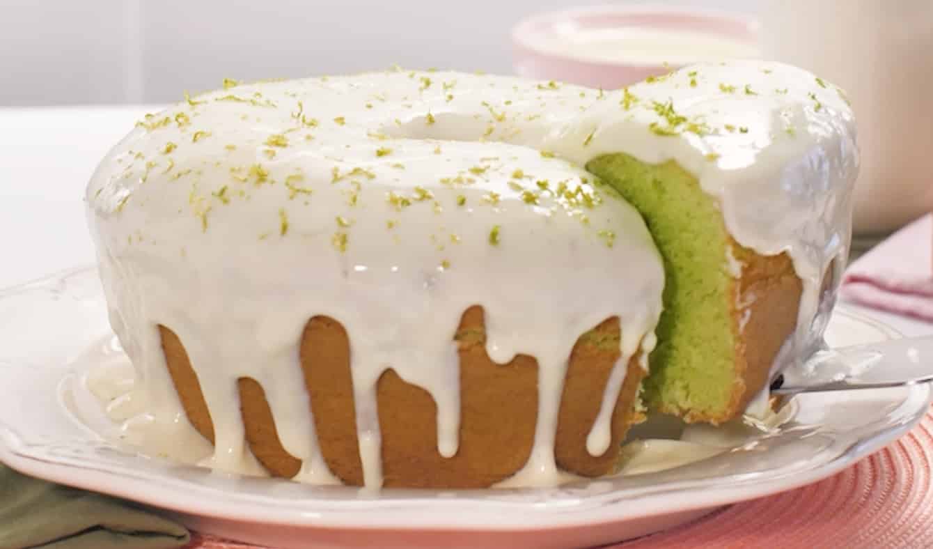 Faça bolo de limão verde feito com gelatina de limão que fica perfeito