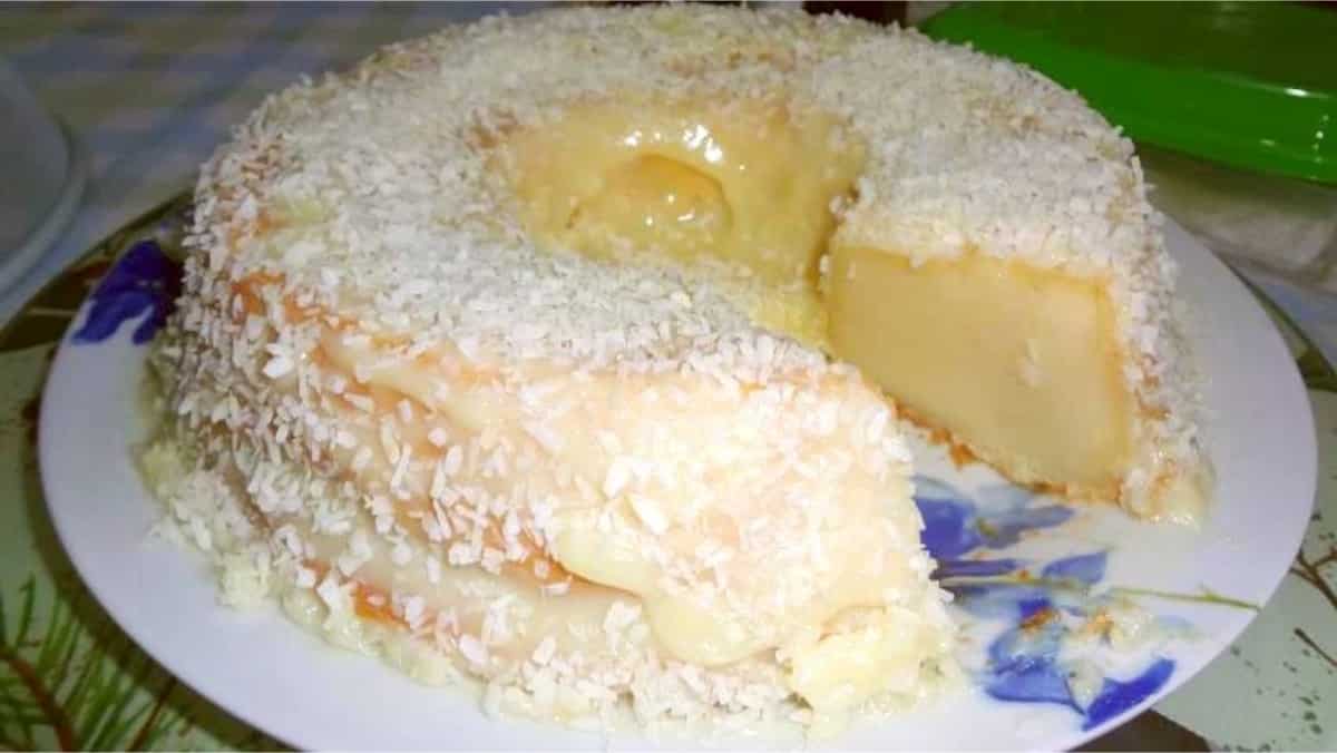 Aprenda a fazer o bolo pega marido de liquidificador com cobertura de coco