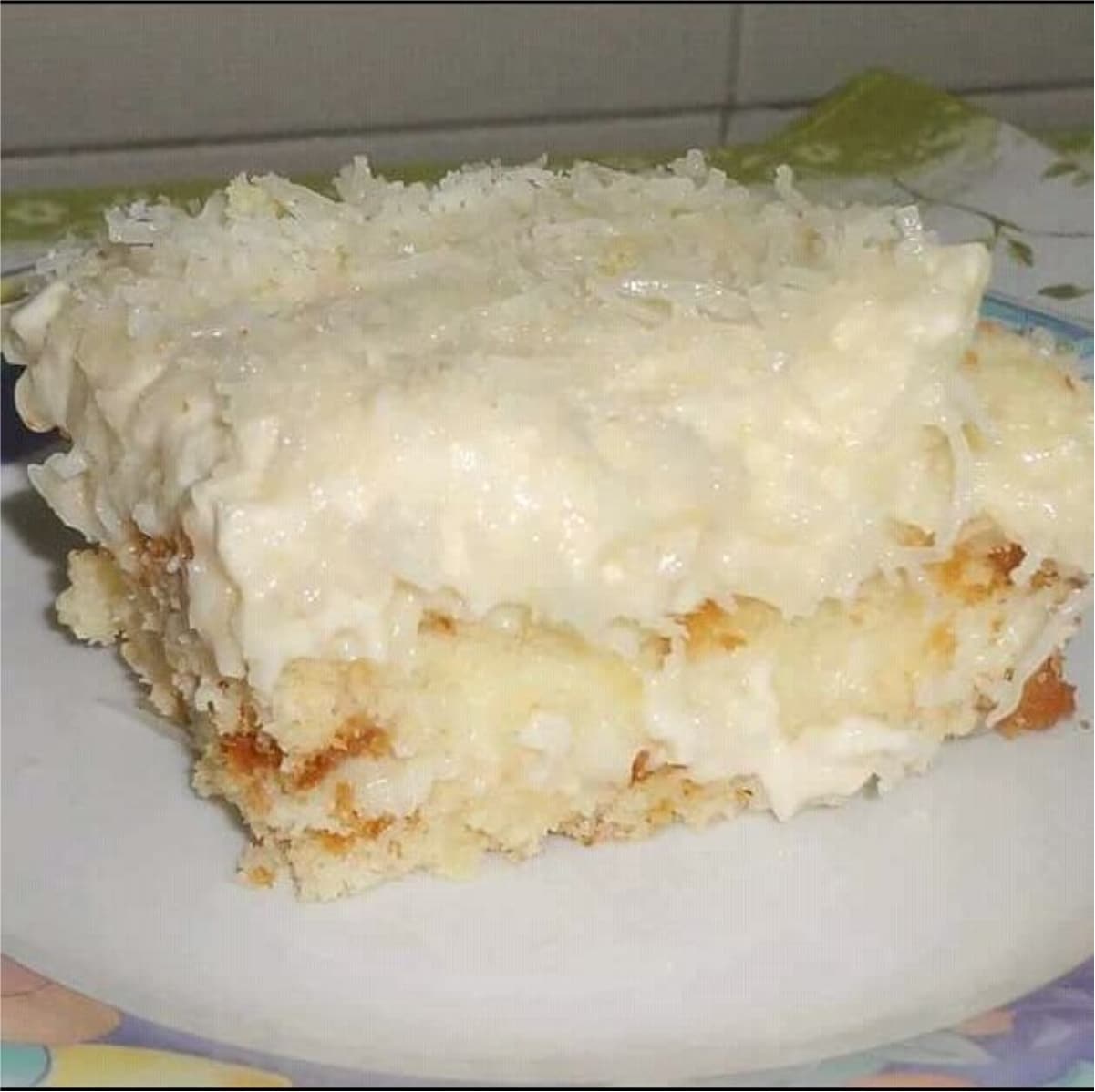 Bolo toalha felpuda, o clássico da confeitaria dos anos 80 nunca sai de moda