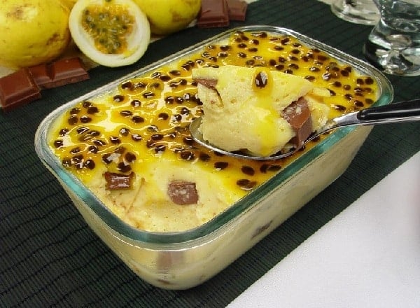 Mousse de maracujá com pedaços de chocolate delicioso simples e fácil de fazer