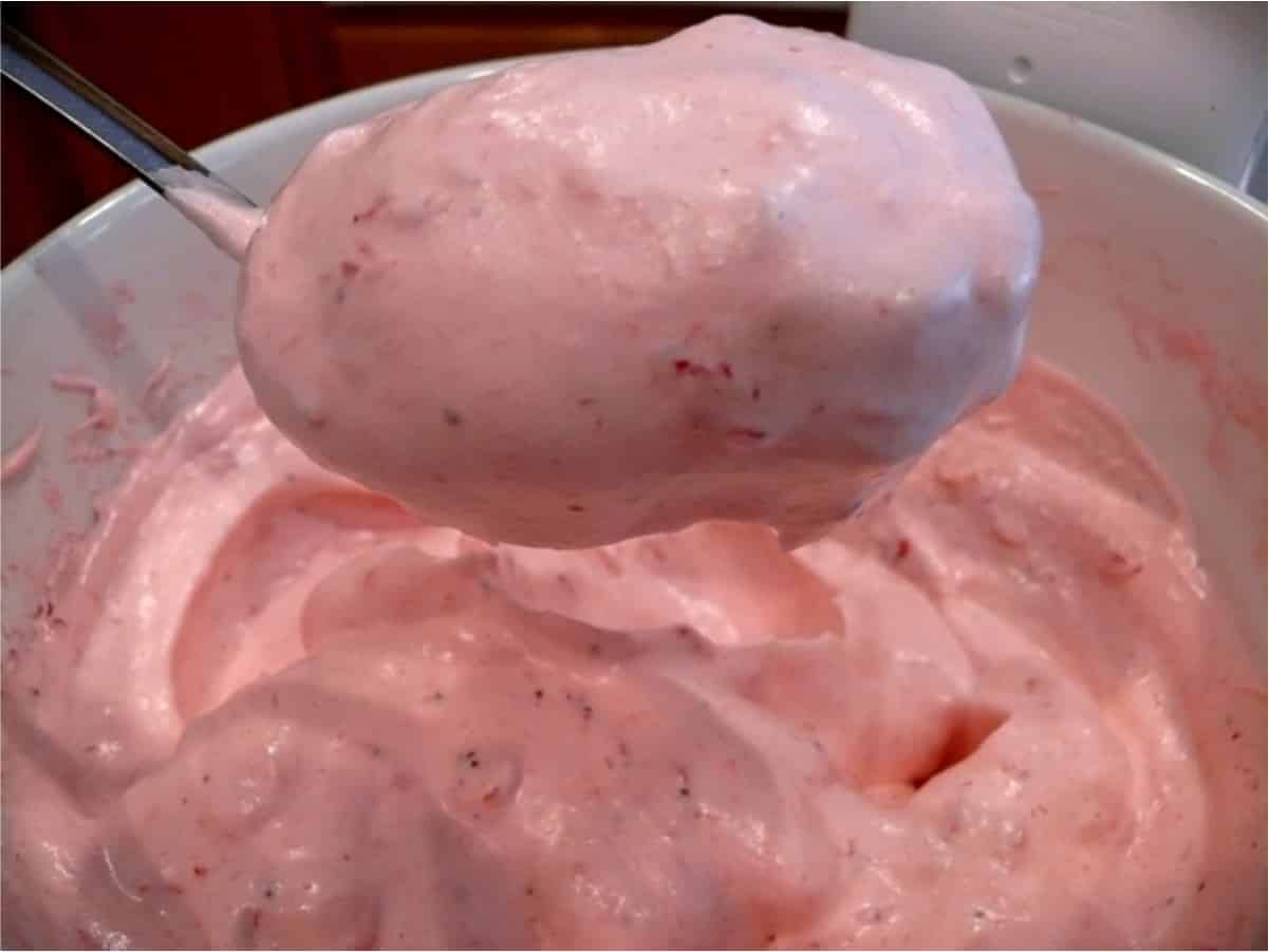 Mousse de morango com a fruta maravilhoso, prático e muito fácil de fazer
