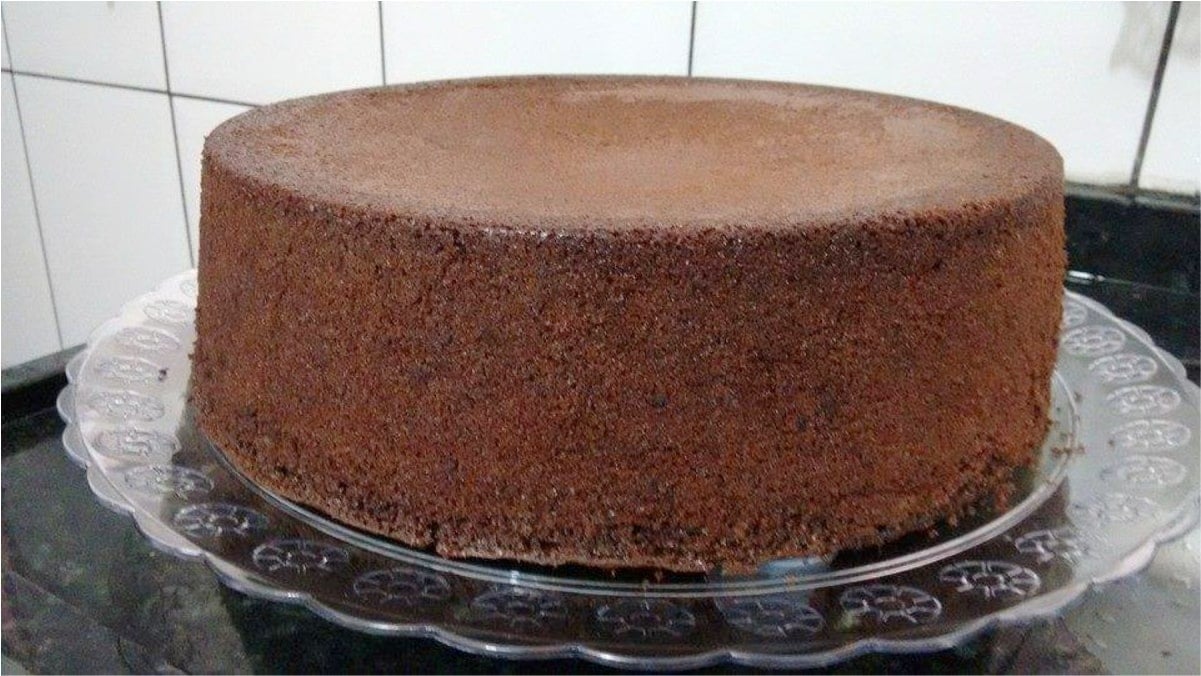 Pão de ló de chocolate fofinho e delicioso para rechear como quiser