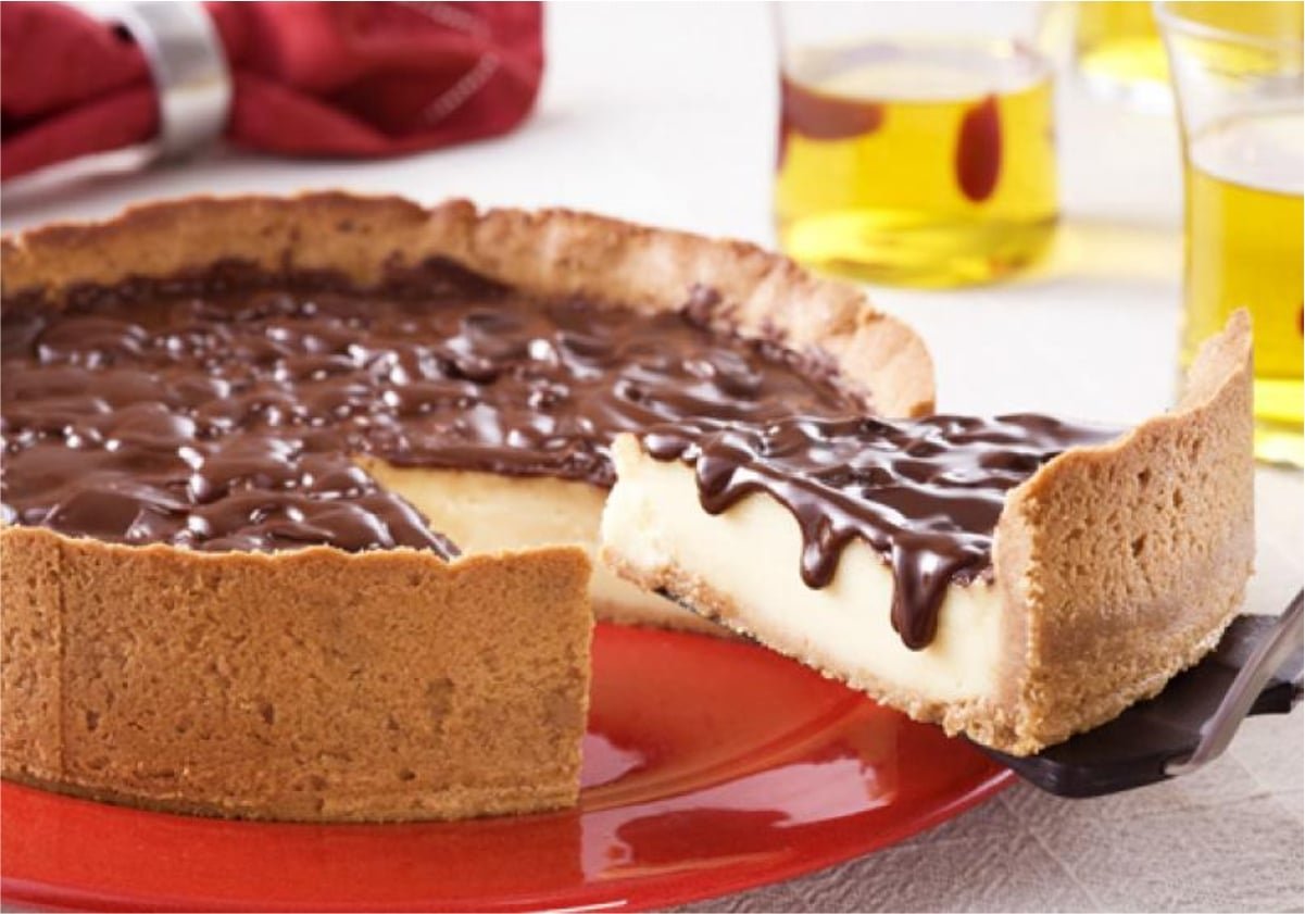 Torta de baunilha com cobertura de chocolate muito fácil para a sua sobremesa