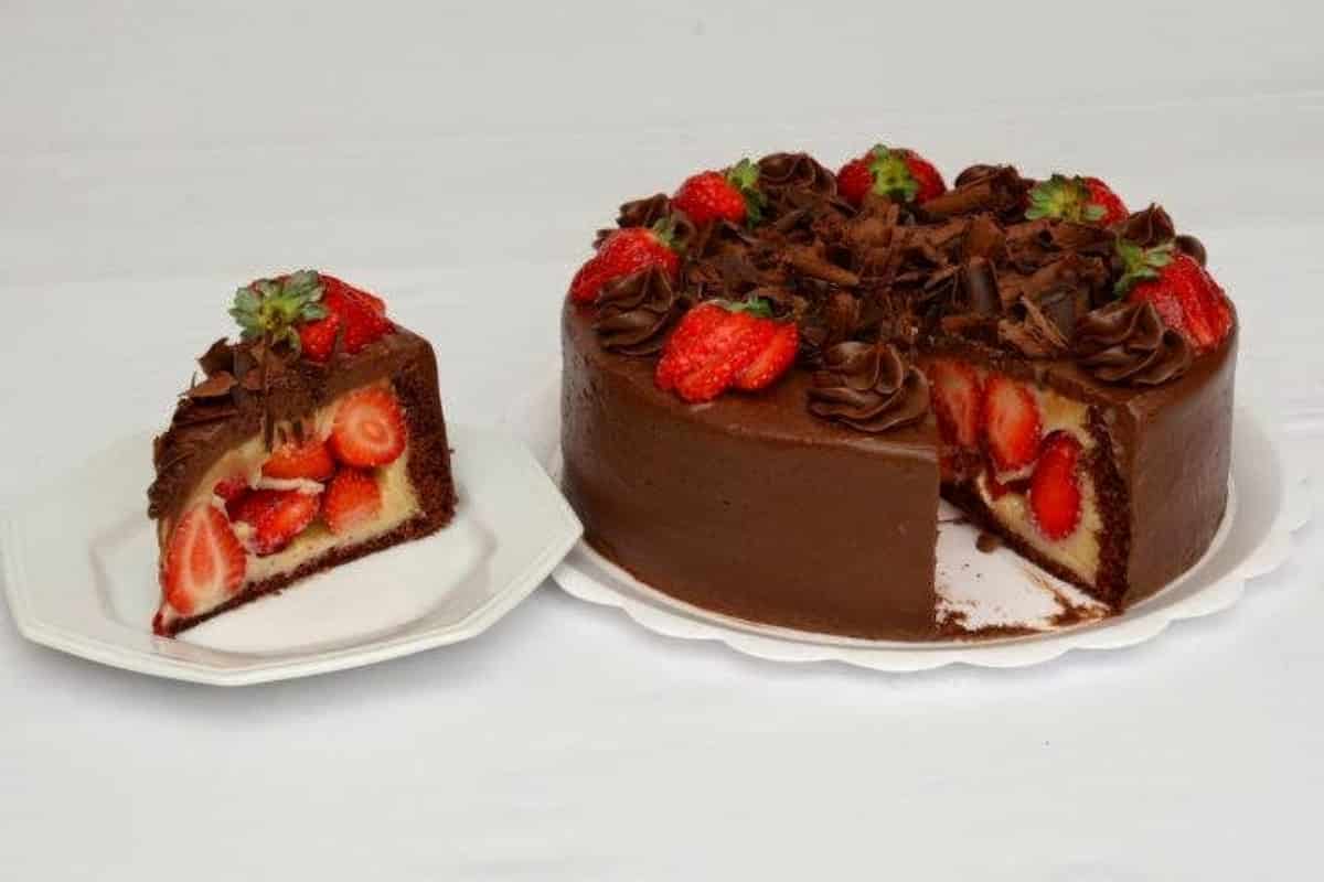 Bolo bombom de morango com brigadeiro branco bonito e saboroso